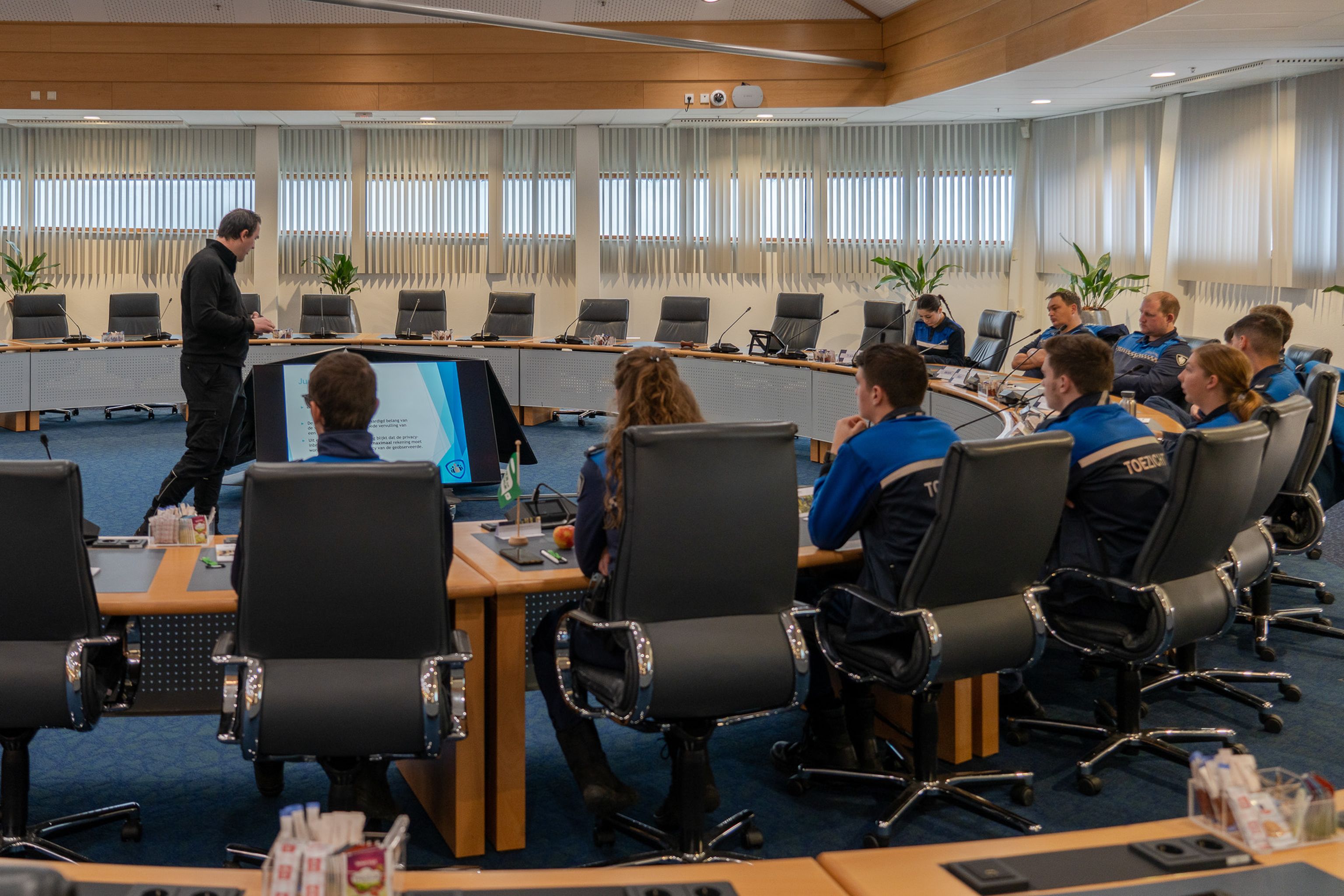 BOAtrainer geeft training aan handhavers in uniform